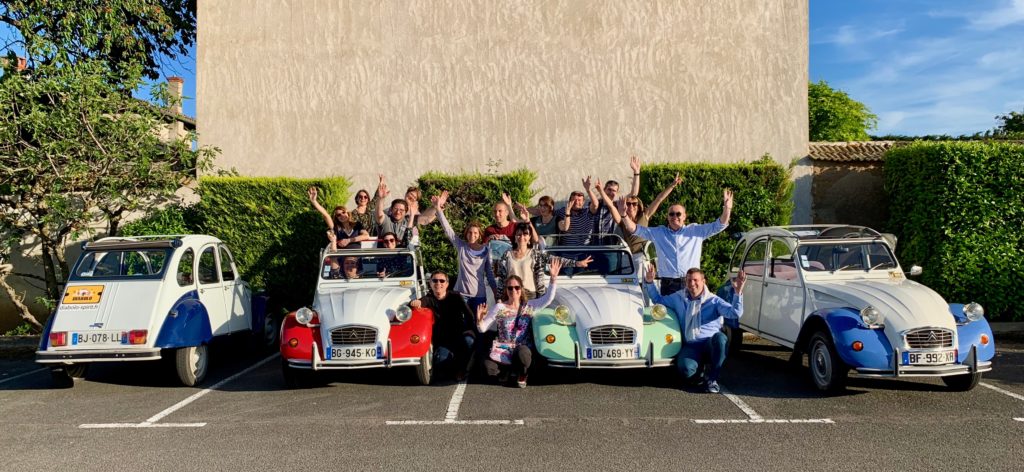 Une entreprise fait son teambuilding avec un séminaire en 2cv